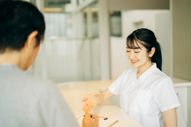 獣医師監修 すぐに病院に向かうべき嘔吐とそうじゃない嘔吐の見分け方 緊急疾患 たかつきユア動物病院 高槻市栄町 犬 猫専門 ワクチン 健康診断も対応